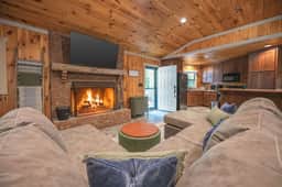 Rock-N-Creek Cabin - Image 4